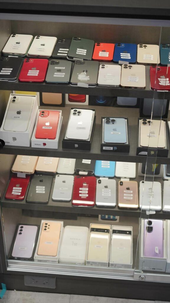 二手 iPhone 展示櫃｜青蘋果3C 台中門市 iPhone 回收與販售